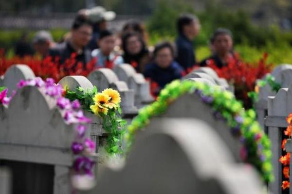 2024年12月迁坟吉日宜忌 迁坟注意事项与吉日选择