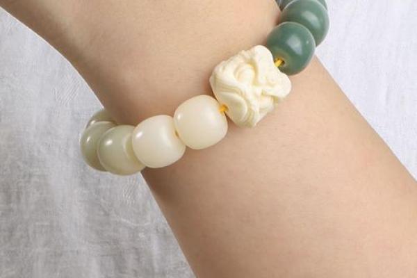 属鼠人在2026年佩戴哪种手串或项链可以辟邪保平安 属鼠人在2026年佩戴哪种手串或项链可以辟邪保平安